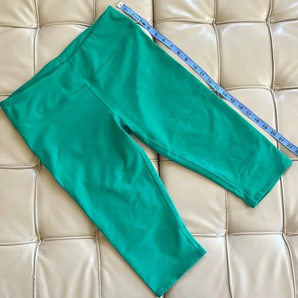 Fabletics green capri pants size M - Picture 1 of 3